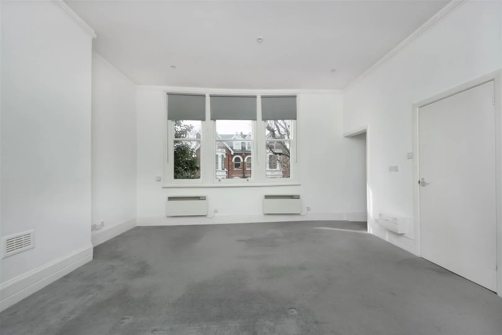 Flat Avenue Crescent in Greater London
