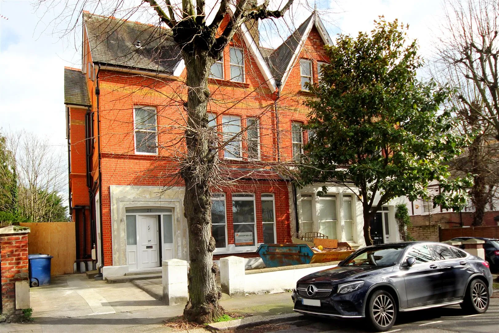 Flat Avenue Crescent in Greater London
