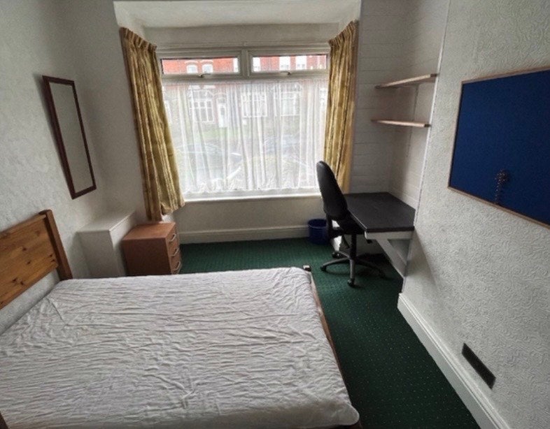 Room Warwards Lane in Birmingham