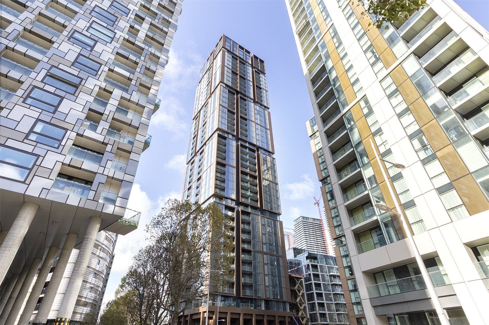 Flat Harbour Way in Greater London