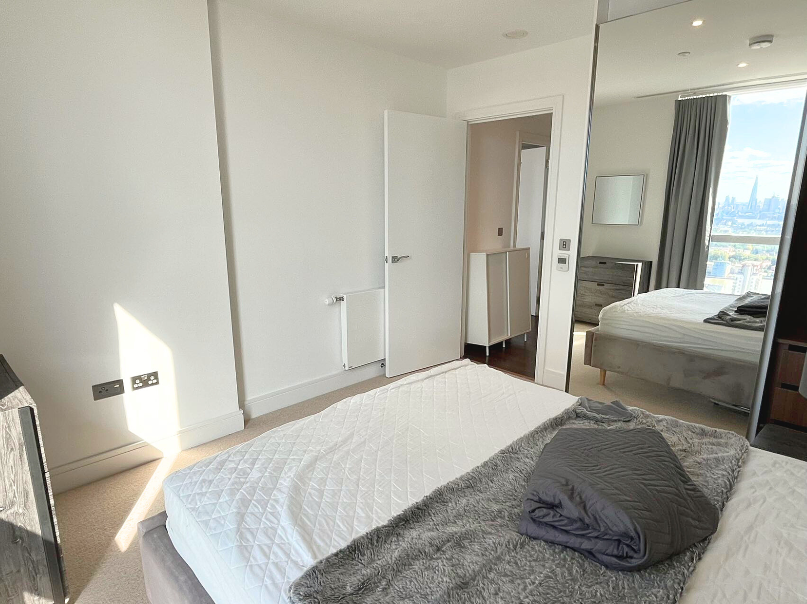 Flat Harbour Way in Greater London