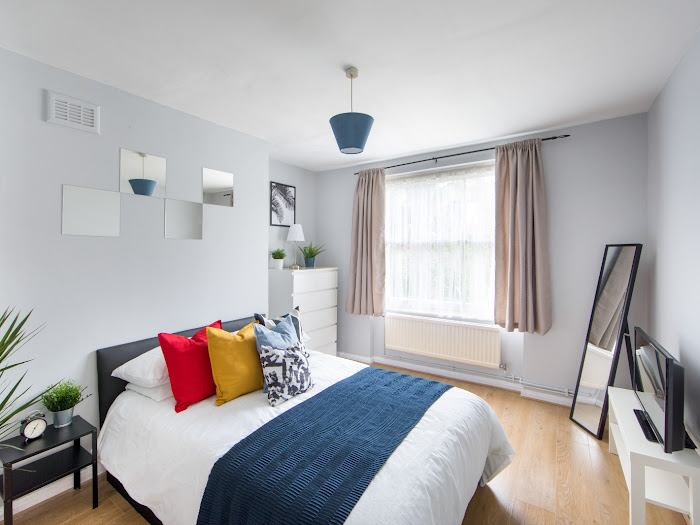 House Stock Orchard Crescent in Greater London
