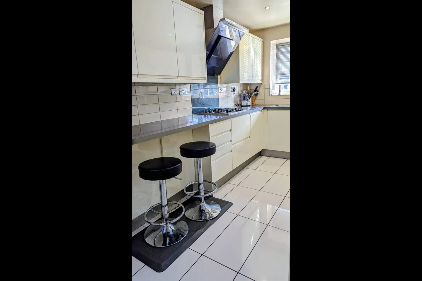 Room Advice Avenue in Grays