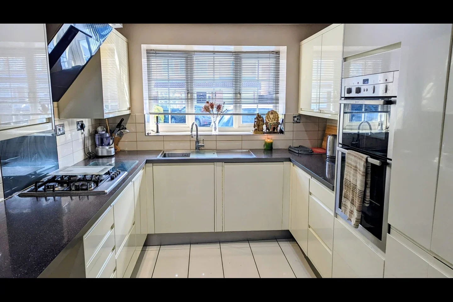 Room Advice Avenue in Grays