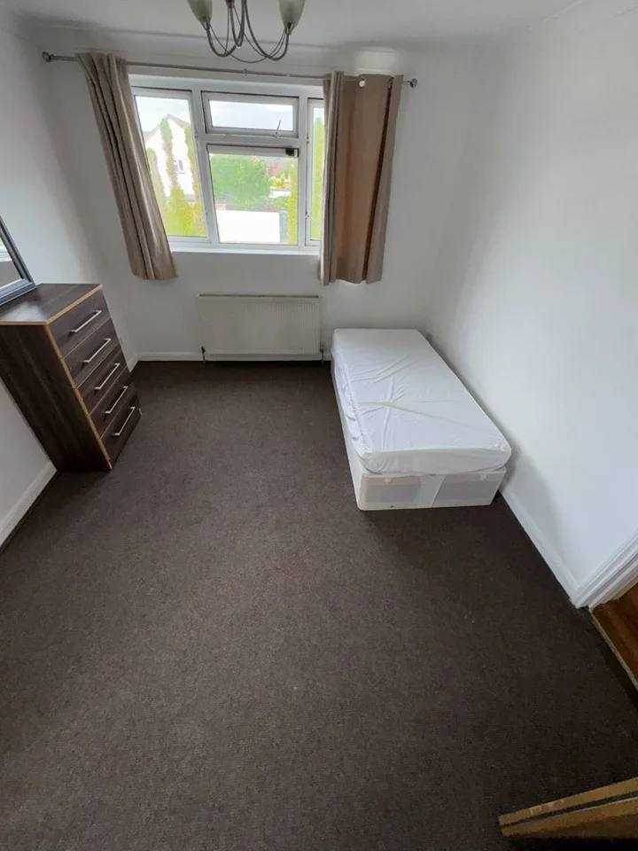Room Churchfields Avenue in Greater London