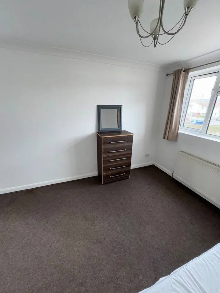 Room Churchfields Avenue in Greater London