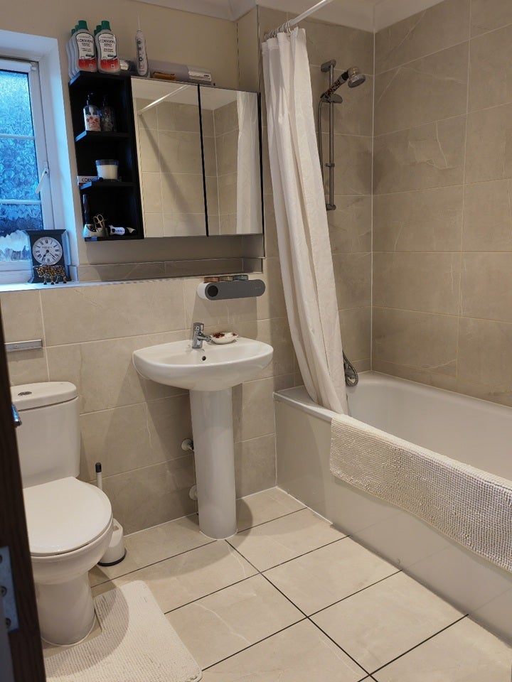 Room Anmer Close in Reigate and Banstead