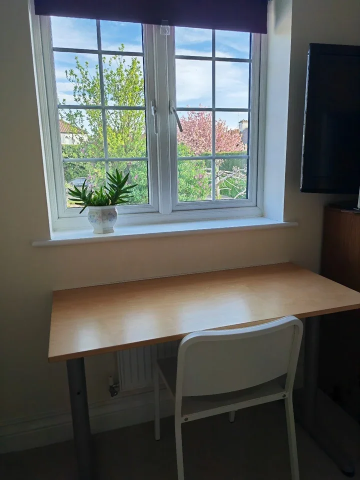 Room Anmer Close in Reigate and Banstead