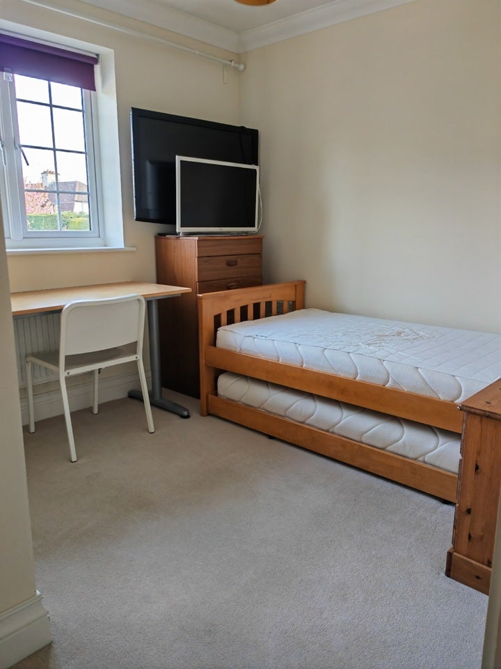 Room Anmer Close in Reigate and Banstead