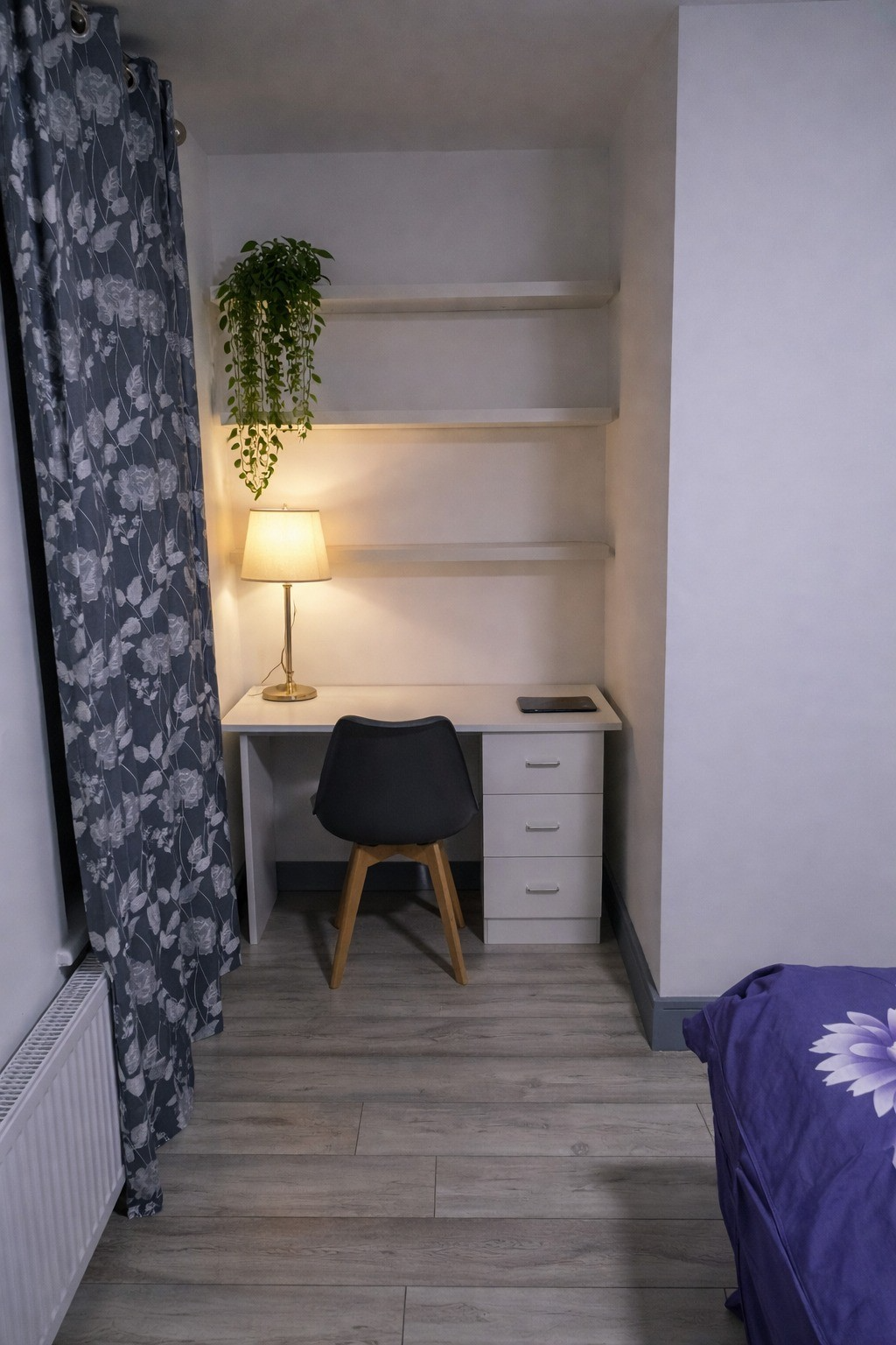 Room Saunders Road in Greater London