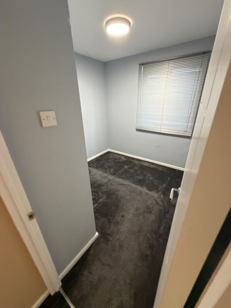 Flat Blackborne Road in Greater London