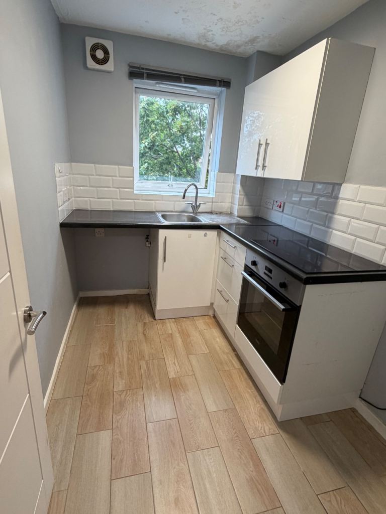 Flat Blackborne Road in Greater London