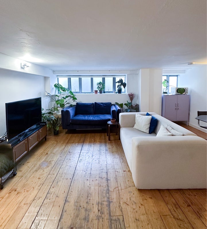 Flat Somerford Grove in Greater London