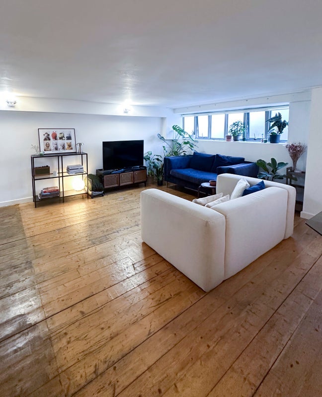 Flat Somerford Grove in Greater London
