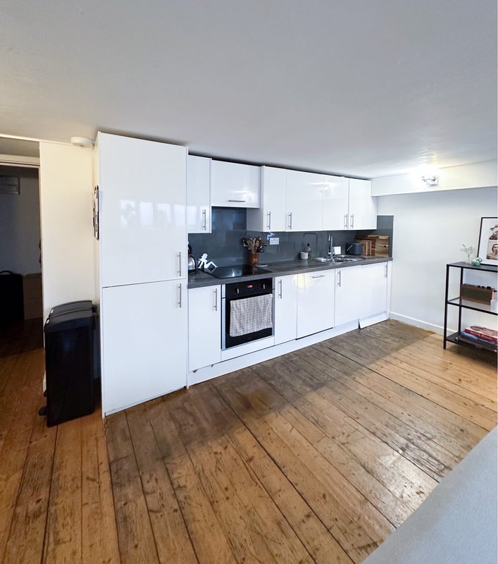 Flat Somerford Grove in Greater London