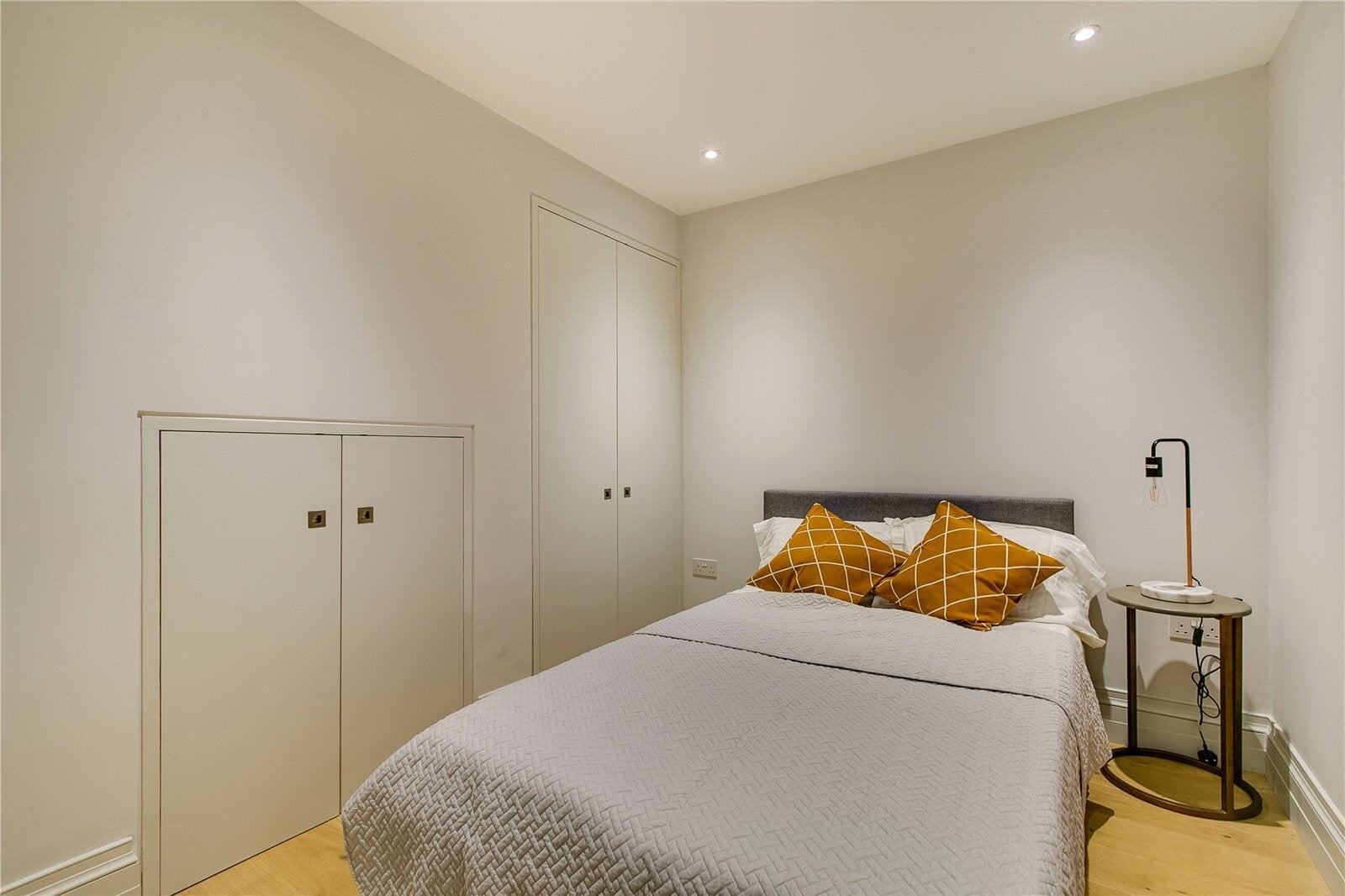Flat Cornwall Gardens in Greater London