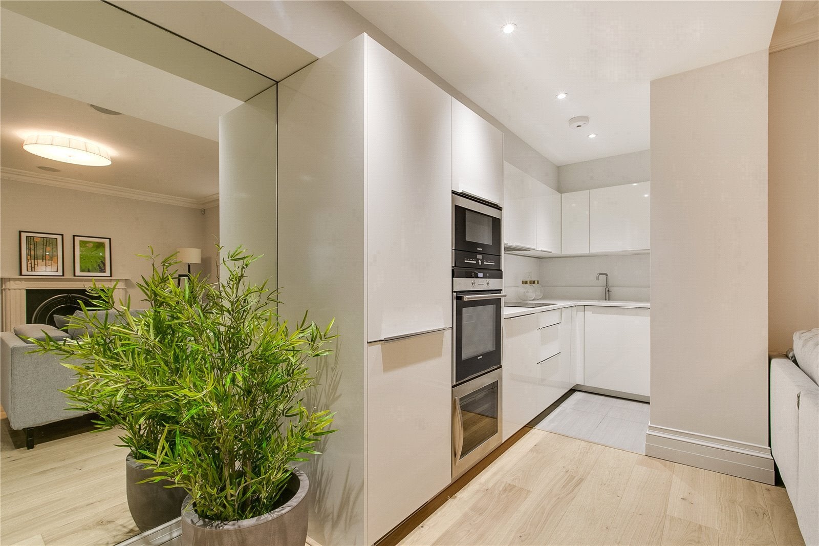 Flat Cornwall Gardens in Greater London