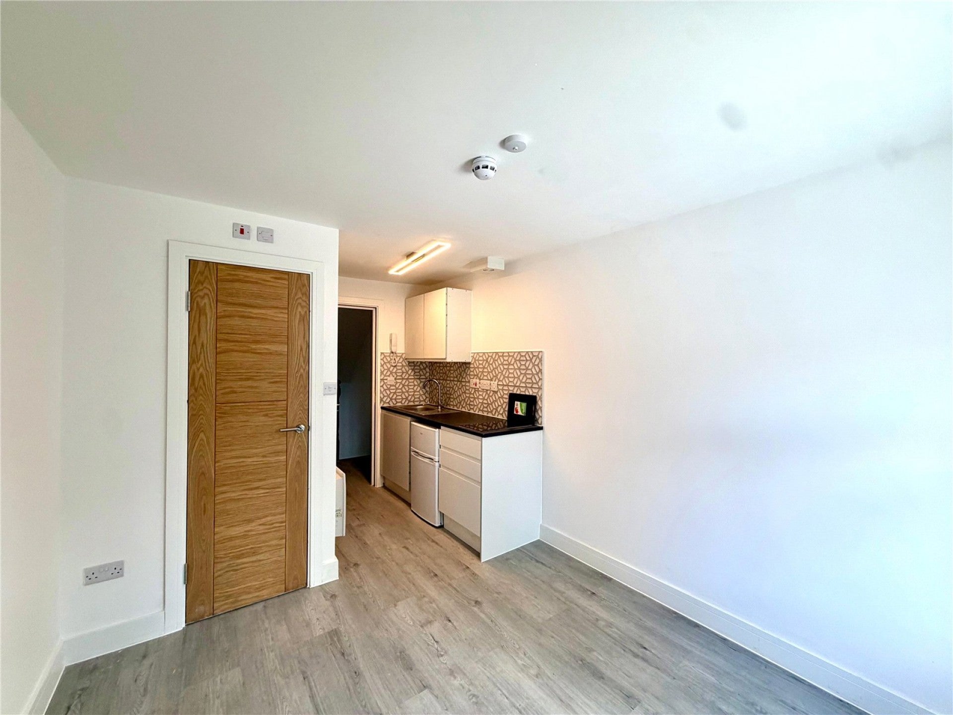Flat Pellerin Road in Greater London