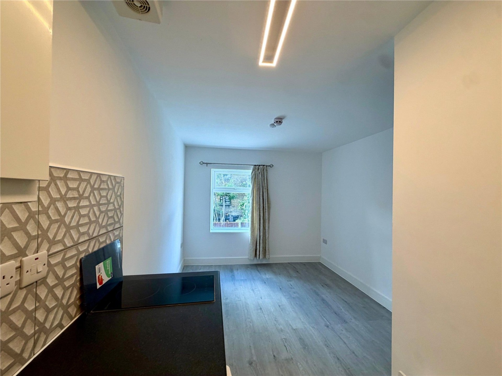 Flat Pellerin Road in Greater London