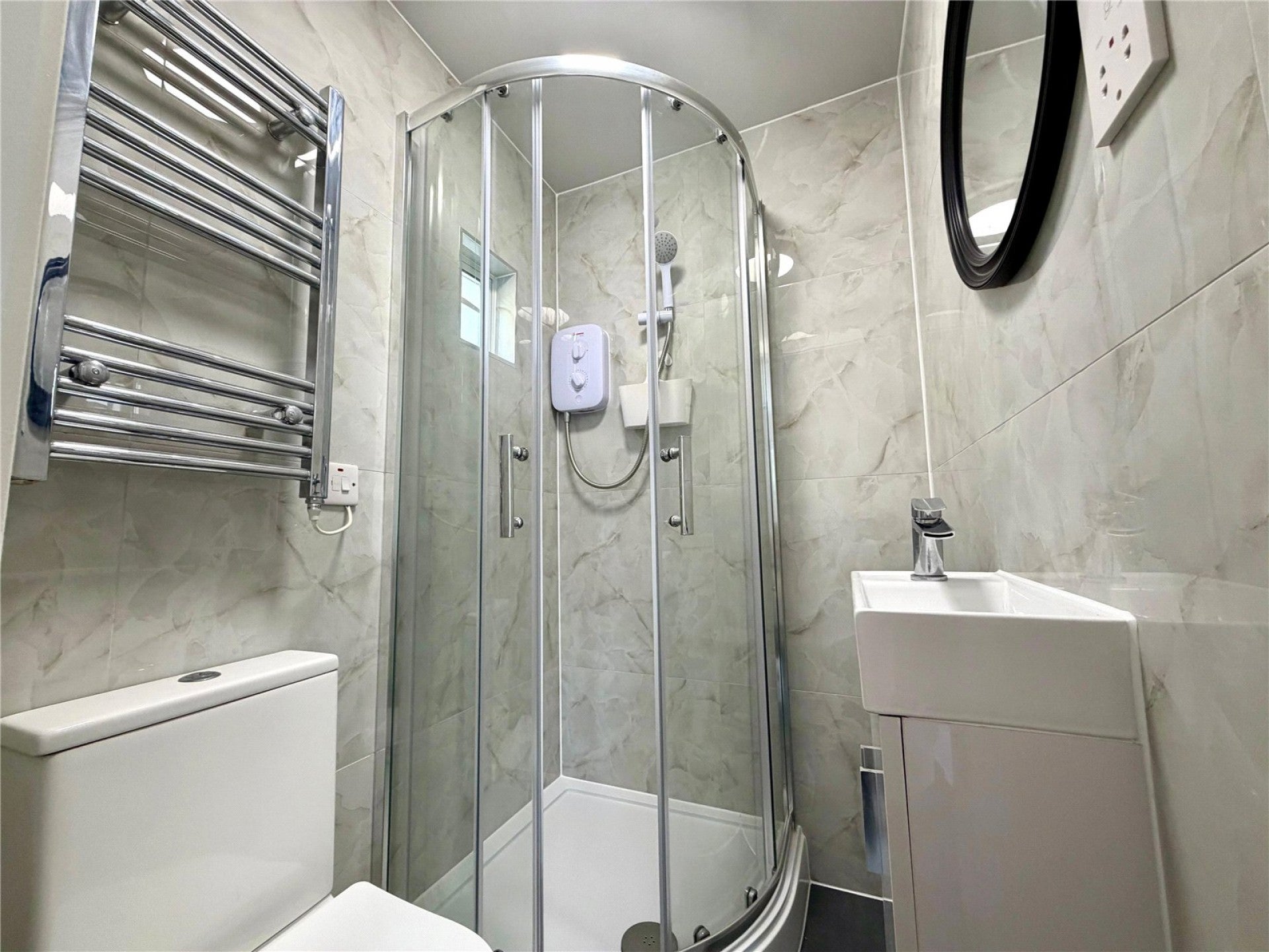 Flat Pellerin Road in Greater London