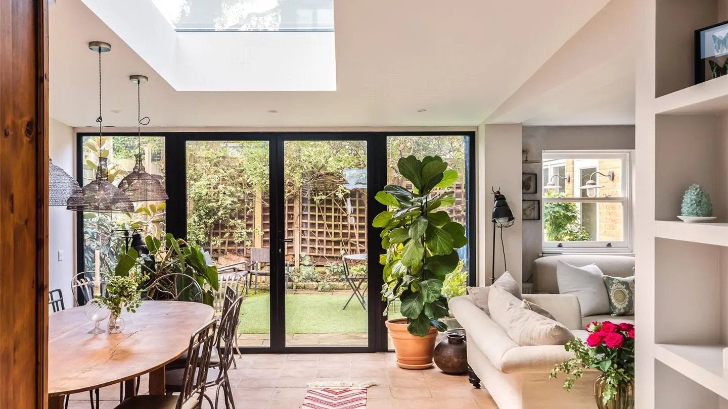 House Henning Street in Greater London