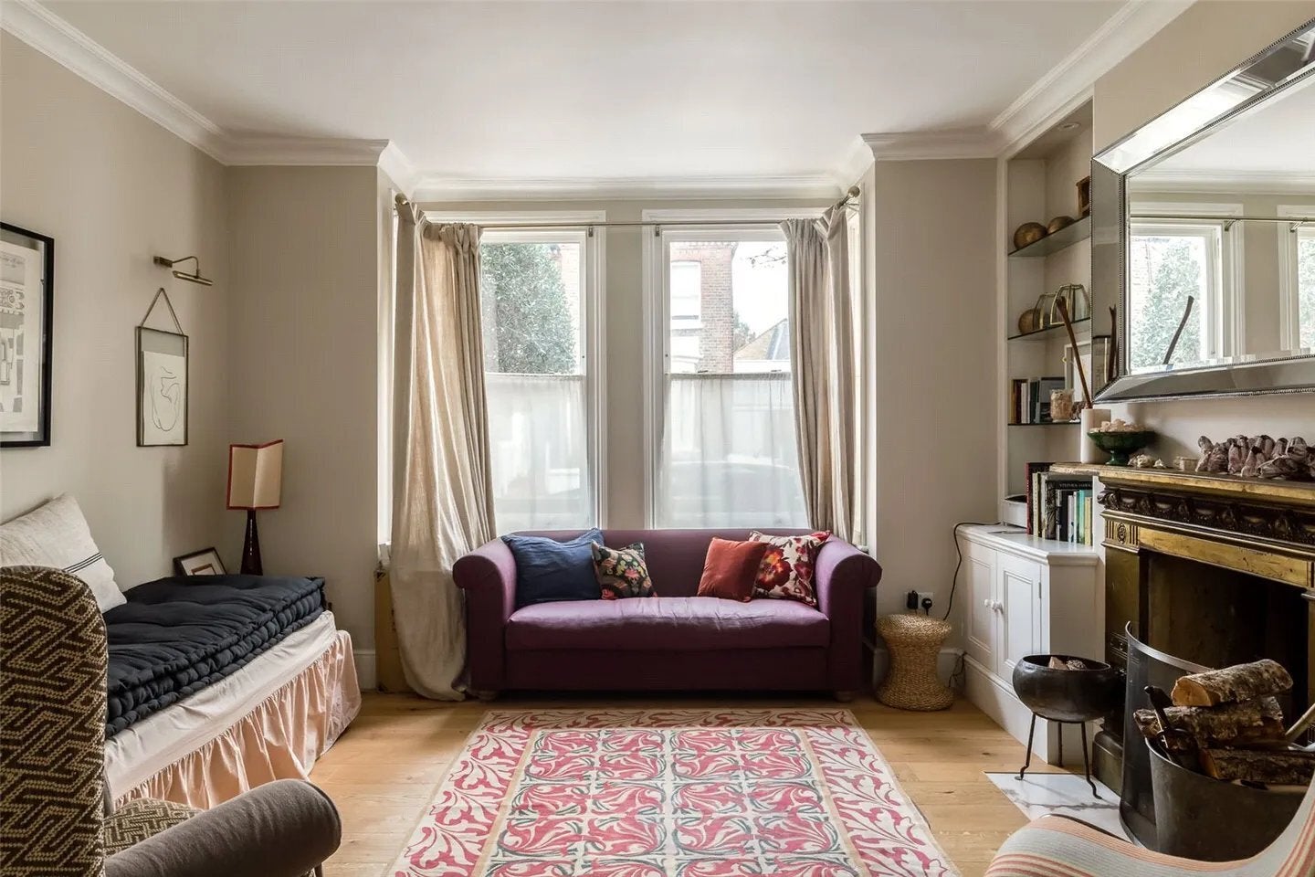 House Henning Street in Greater London