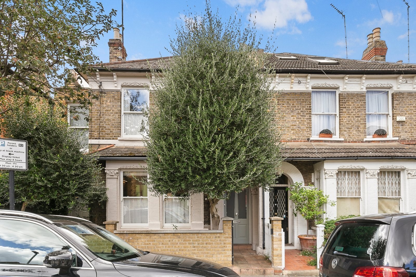 House Henning Street in Greater London