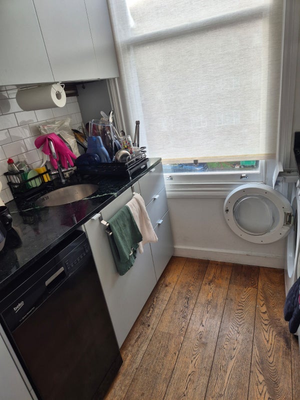Room Belsize Road in Greater London