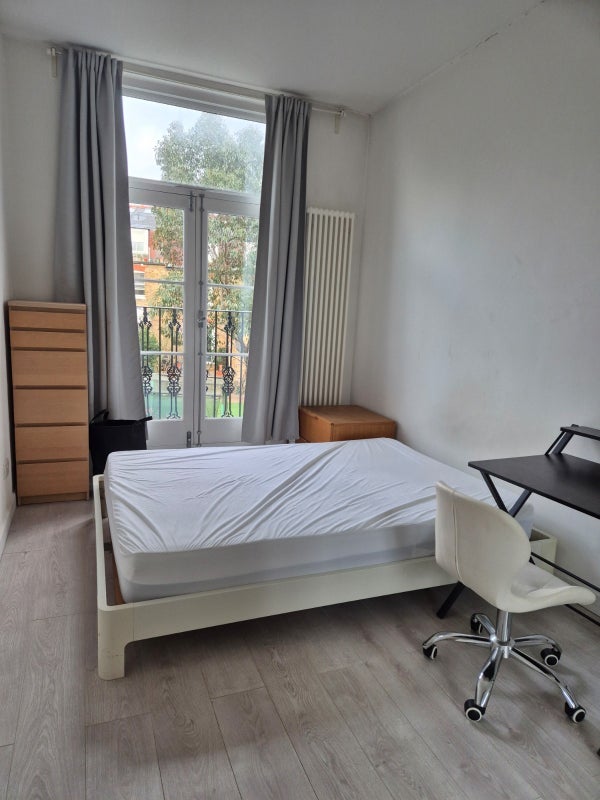 Room Belsize Road in Greater London