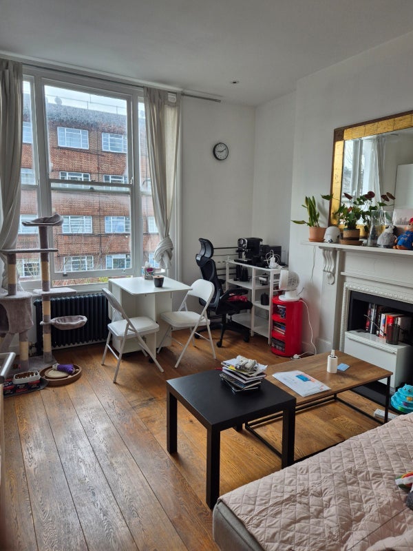 Room Belsize Road in Greater London