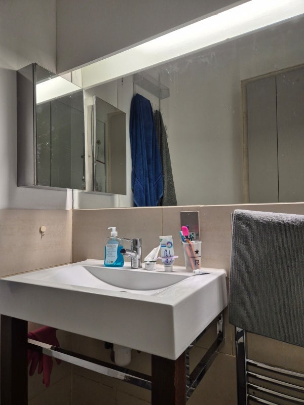 Room Belsize Road in Greater London
