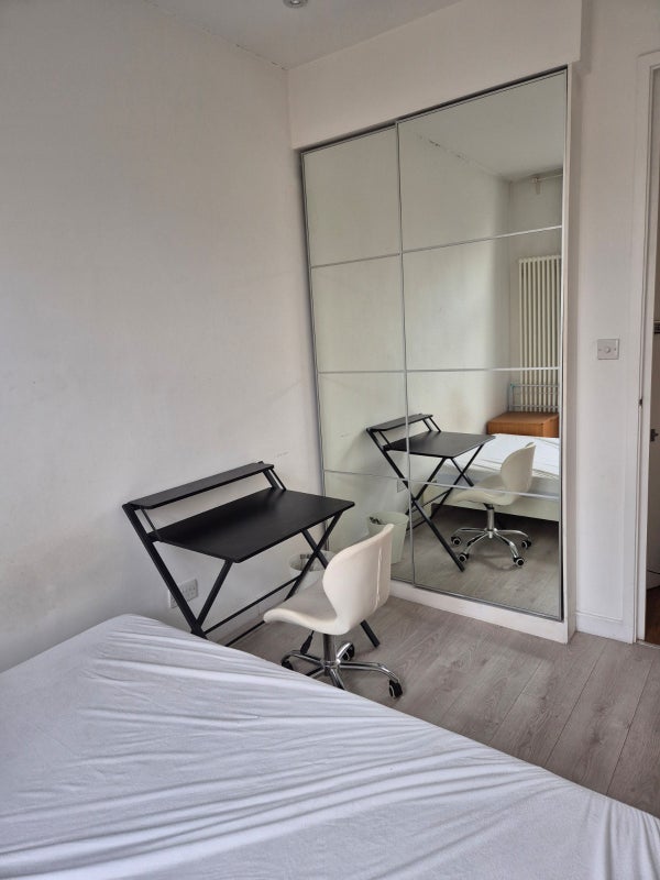 Room Belsize Road in Greater London