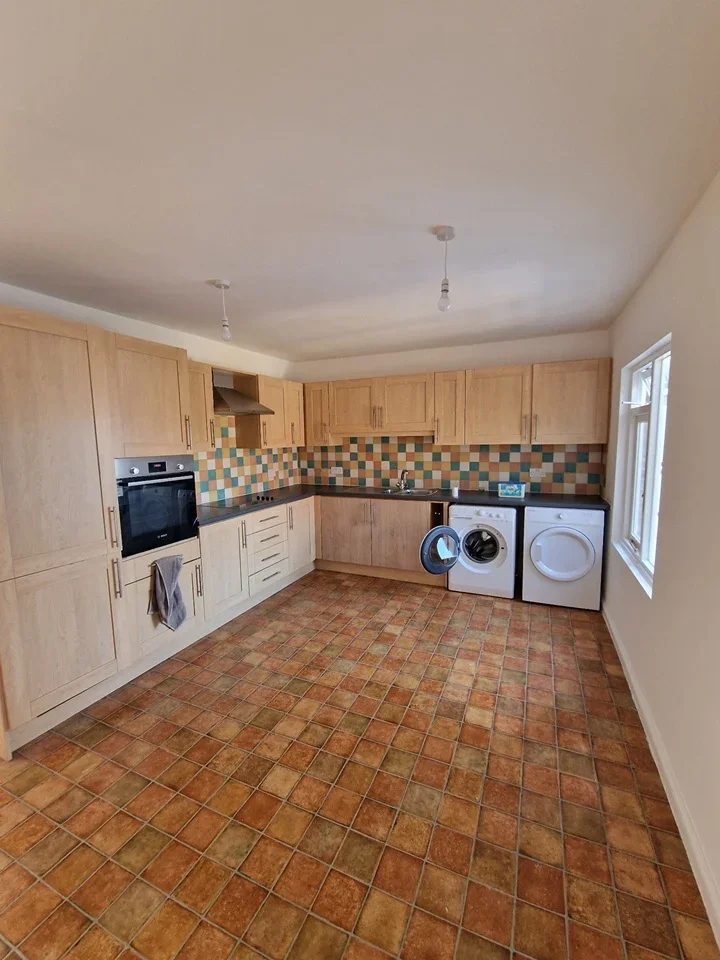 Flat Baker Street in Elmbridge