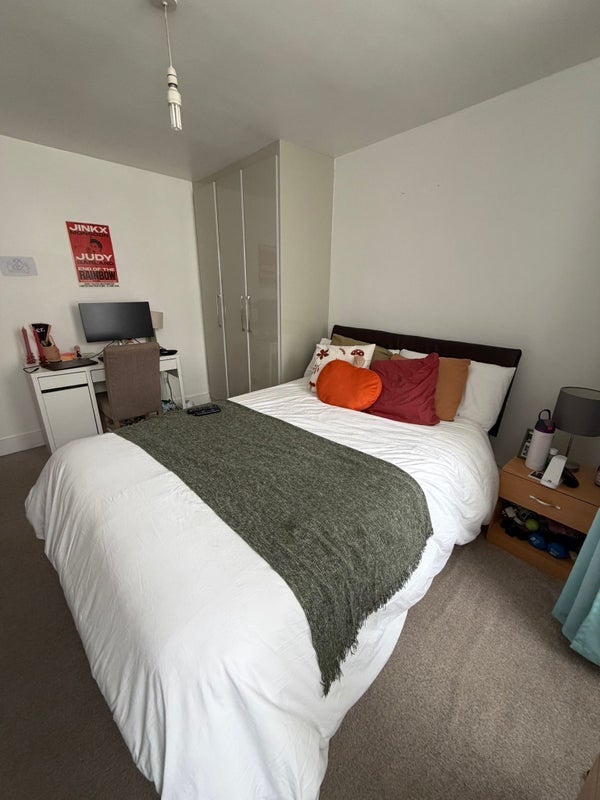Room Germander Way in Greater London