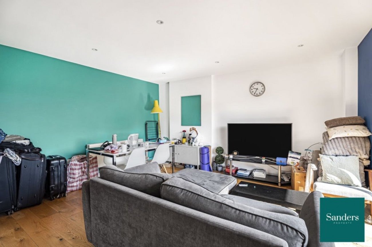 Flat Hare Walk in Greater London