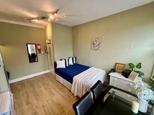 Room Matheson Road in Greater London