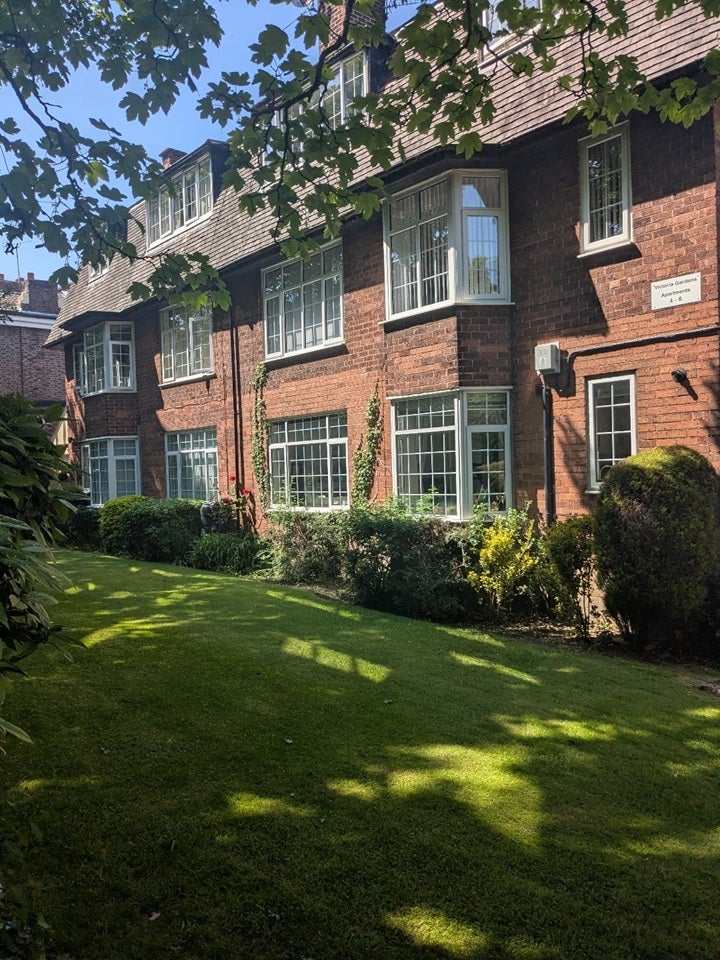 Flat Shrewsbury Road in Oxton Village