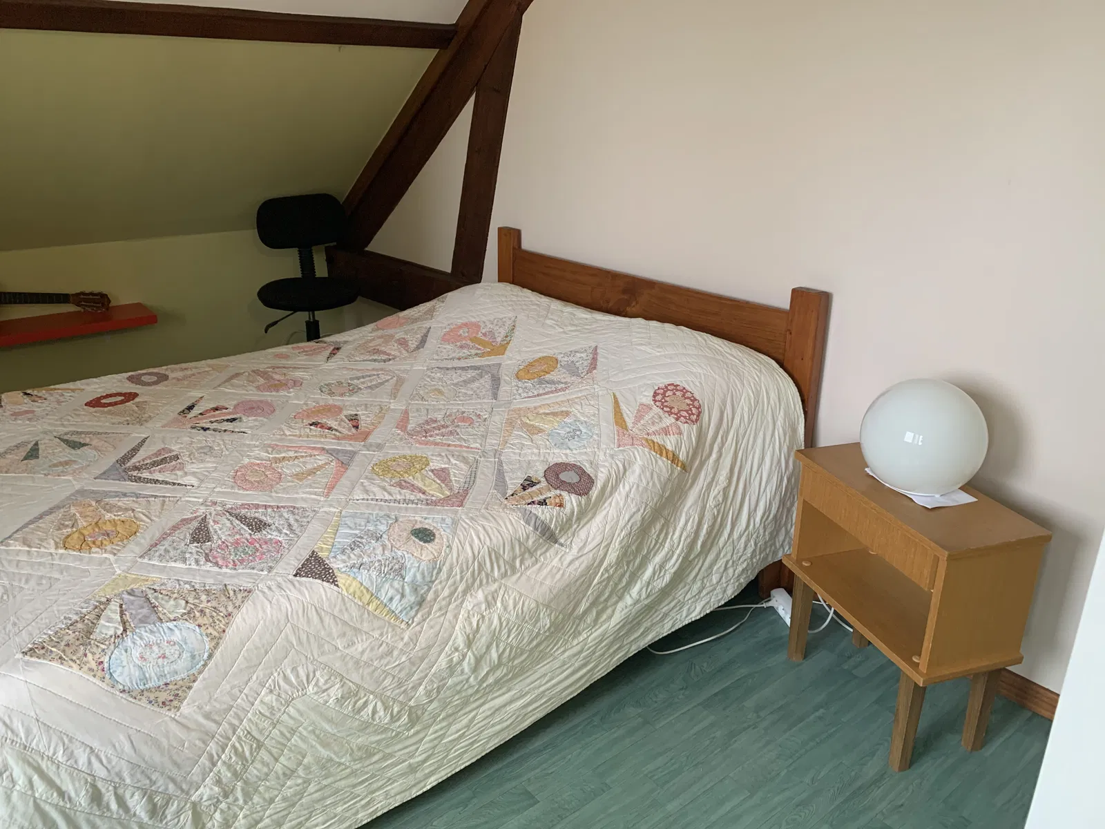 Room Rue Camille Desmoulins in Châtenoy-le-Royal