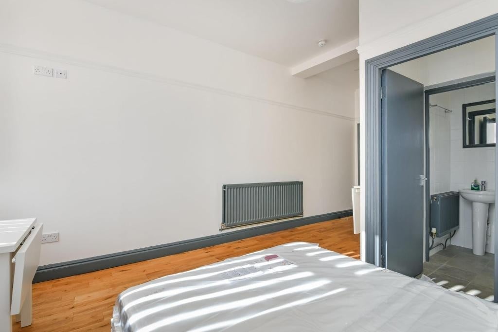 Flat King and Queen Street in Greater London