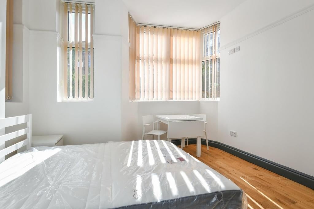 Flat King and Queen Street in Greater London