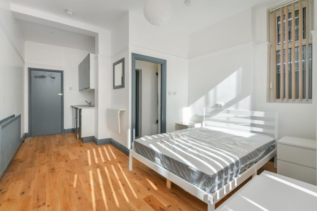 Flat King and Queen Street in Greater London