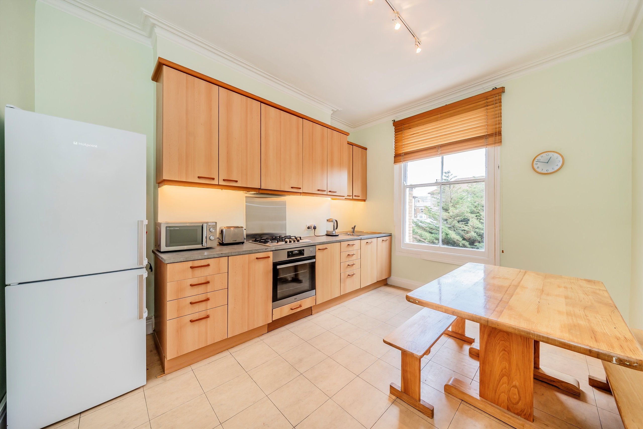 Flat Stanlake Road in Greater London