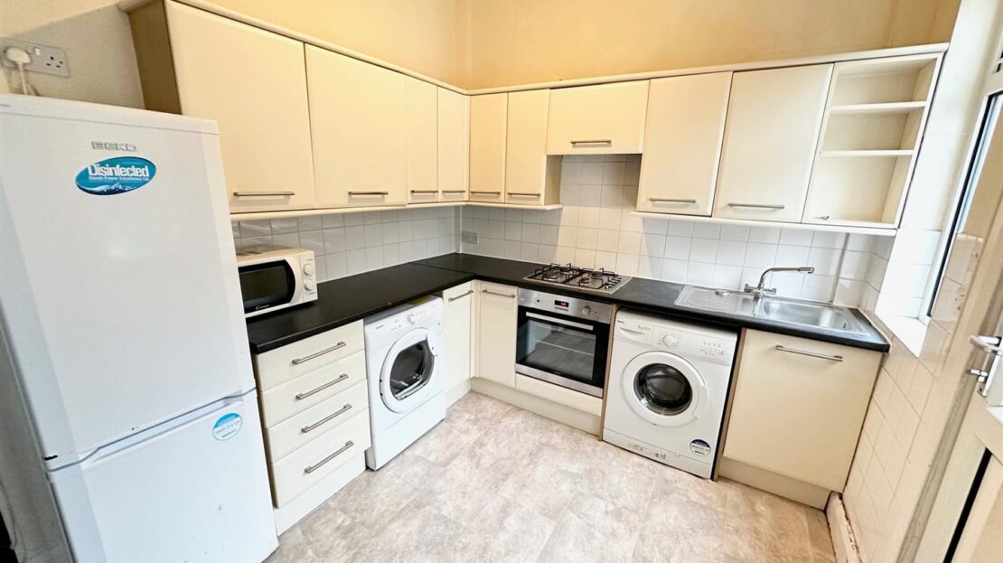 House Dellfield Crescent in Greater London