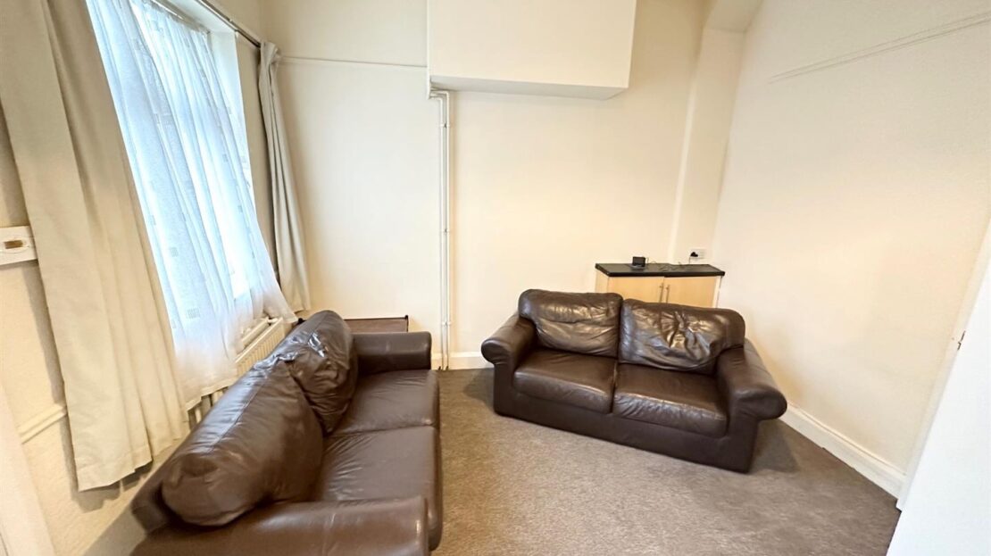 House Dellfield Crescent in Greater London