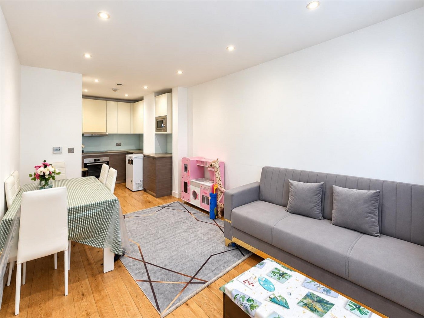Flat Lampton Road in Greater London