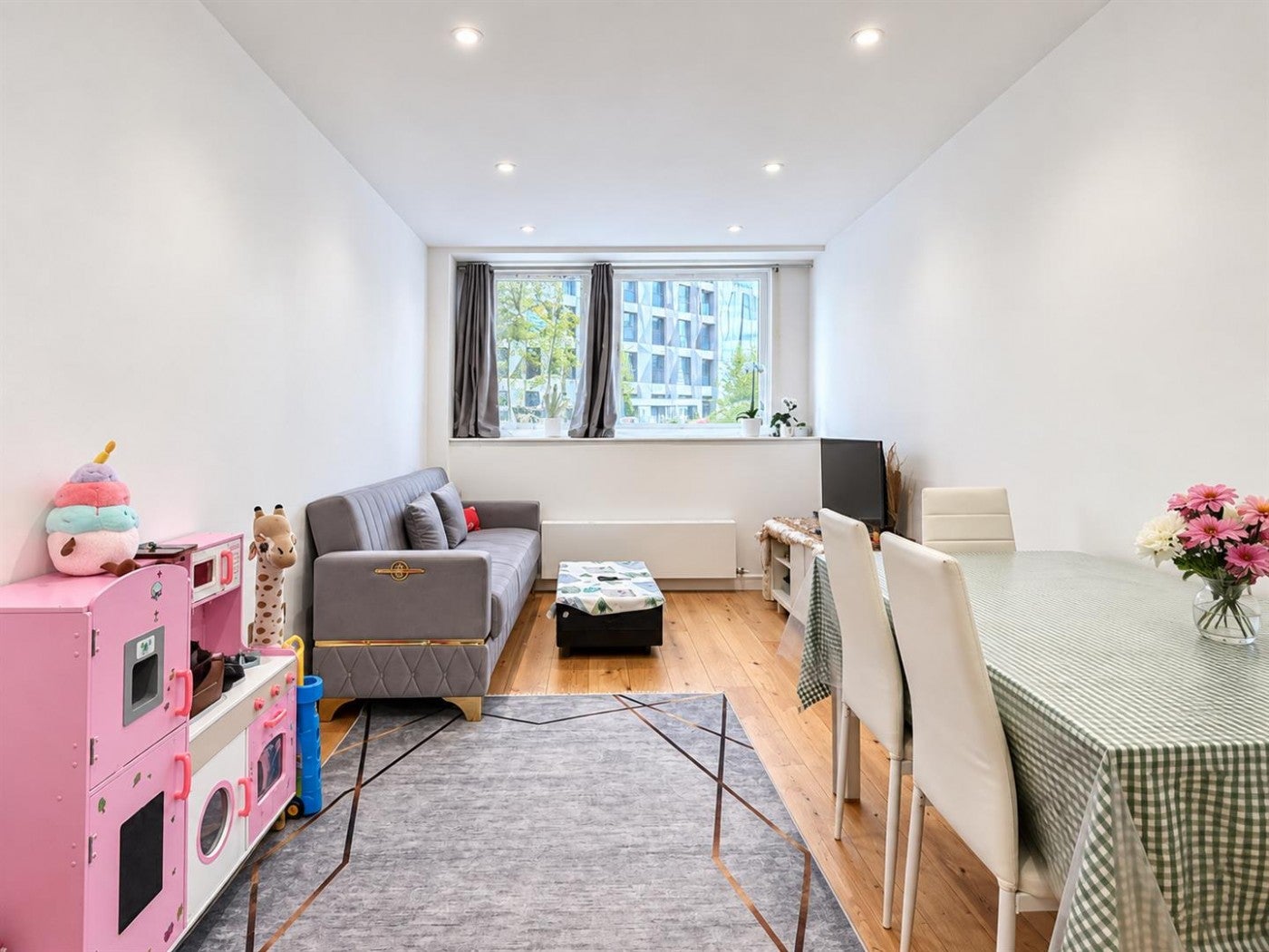 Flat Lampton Road in Greater London