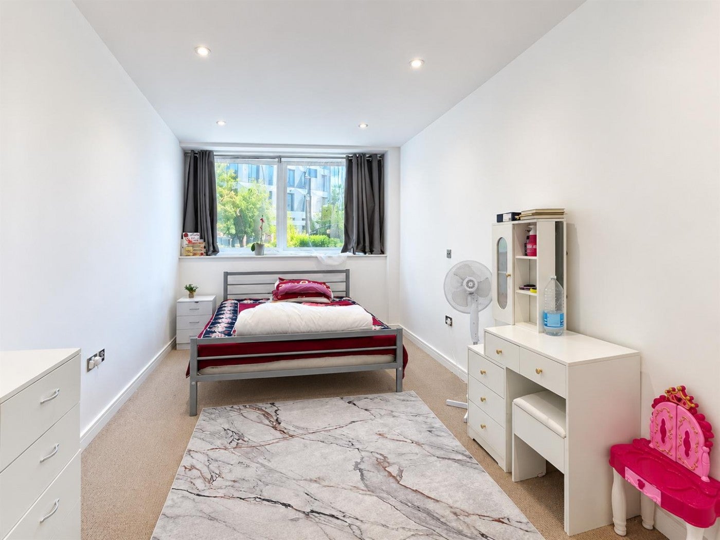 Flat Lampton Road in Greater London