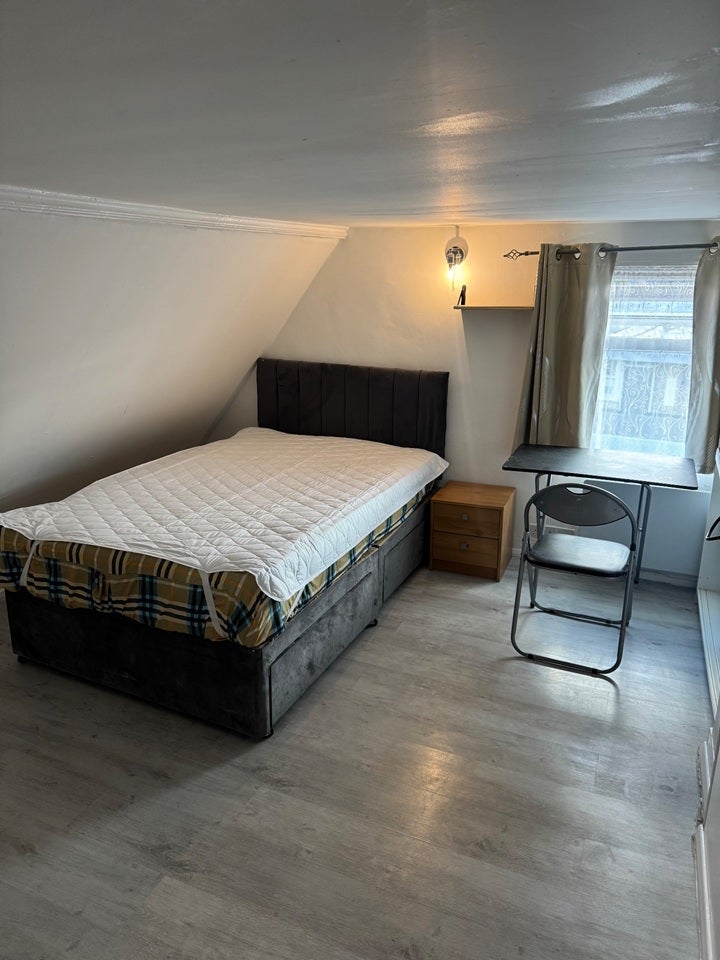 Room Roehampton High Street in Greater London