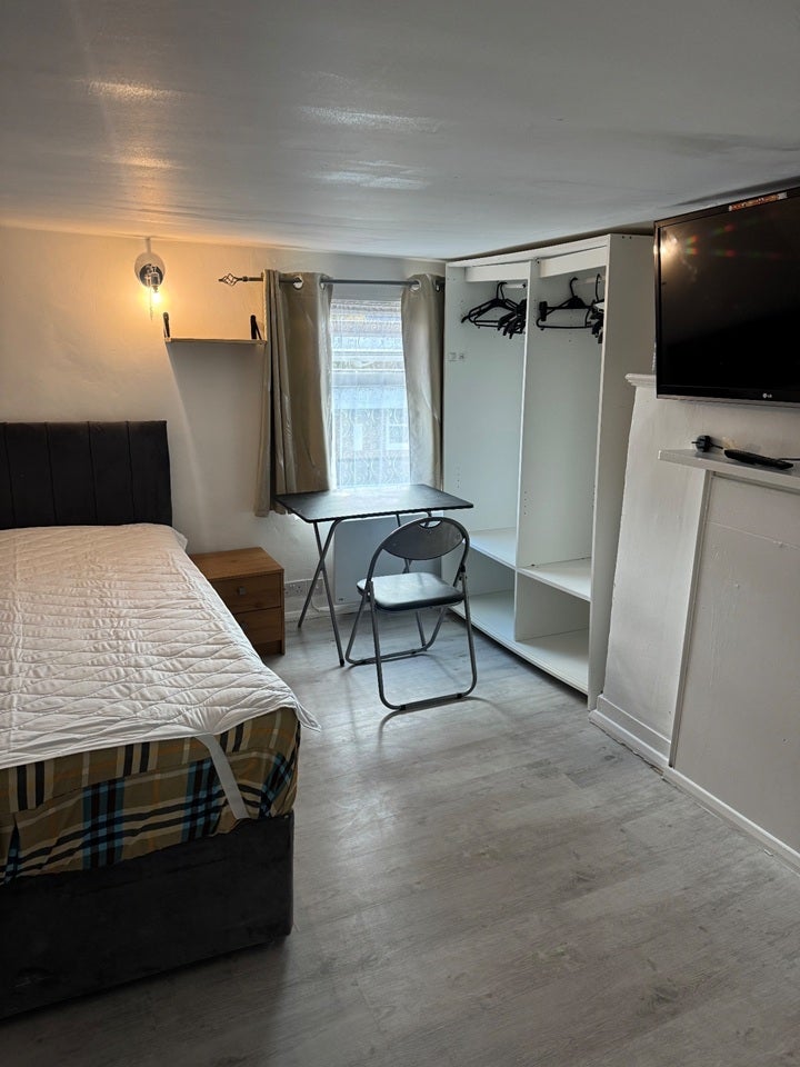 Room Roehampton High Street in Greater London