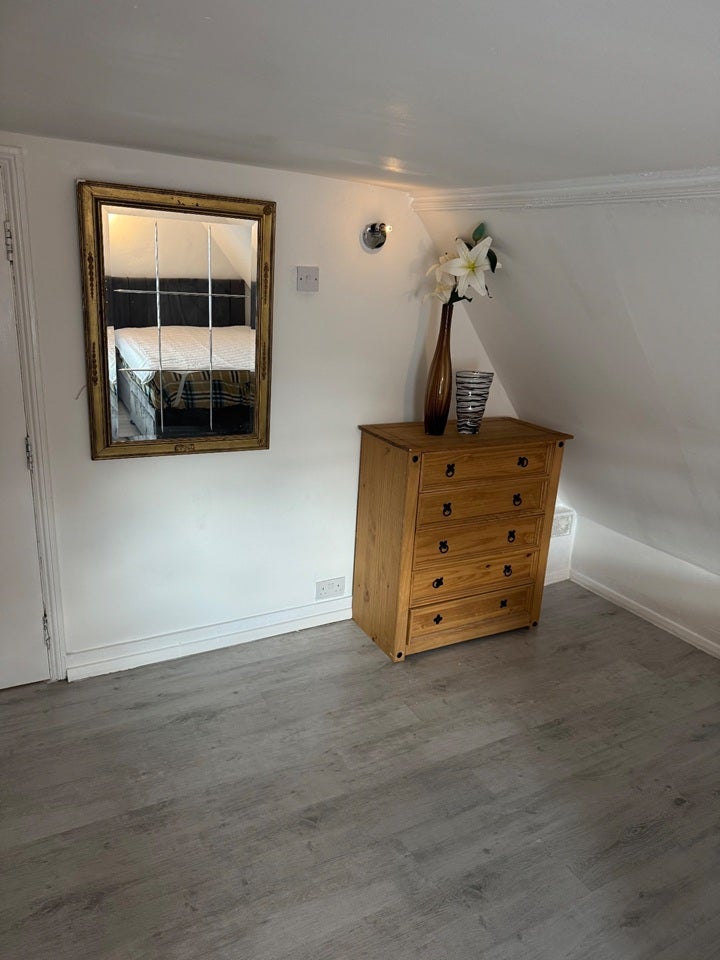 Room Roehampton High Street in Greater London